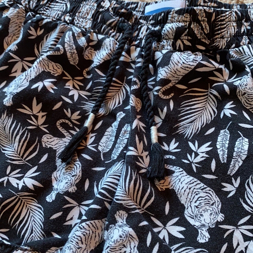 Girls Tiger Pattern Shorts - Picture 2 of 4